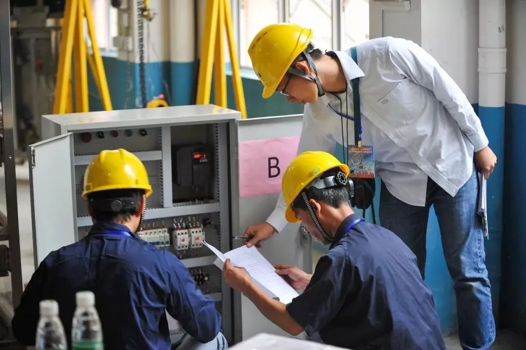 藤蔓、街道、宁静、城镇、村庄、花卉、绿色、城市、风景如画、花园、小房子、外部、建筑、建筑、花卉、鹅卵石、路边、人行道、车库、爱丁堡