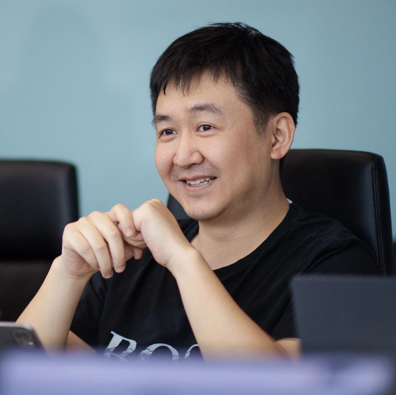 王小川又发大模型，闭源或许离商...